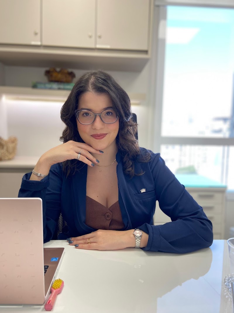 Dra. Fernanda Fachini - Clínica Geral e Endodontia Microscópica