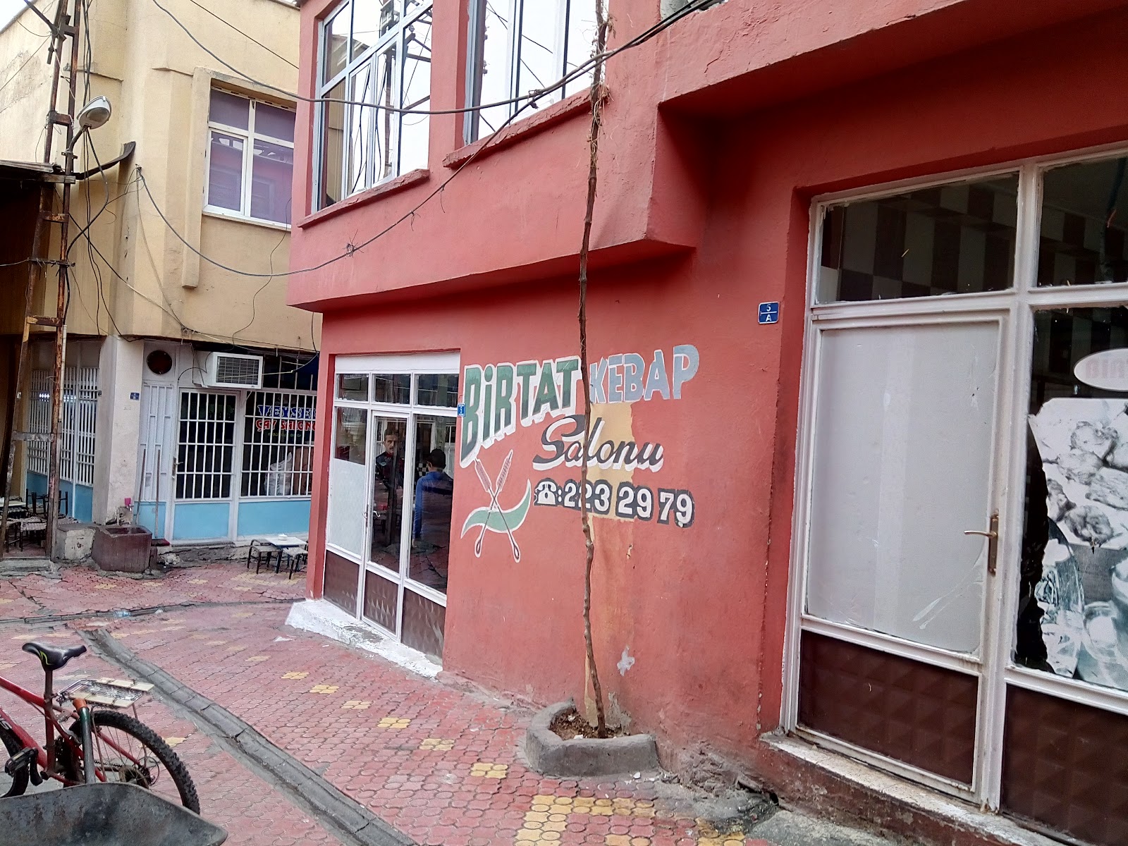 Birtat Kebap Salonu mekanı