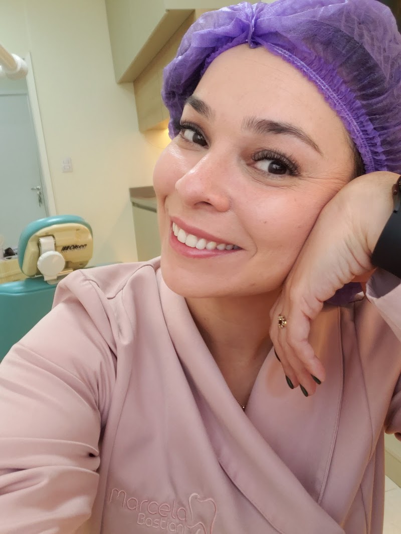Dra. Marcela Bastiani | Aparelho Dentário | Implante Dentário - foto 1