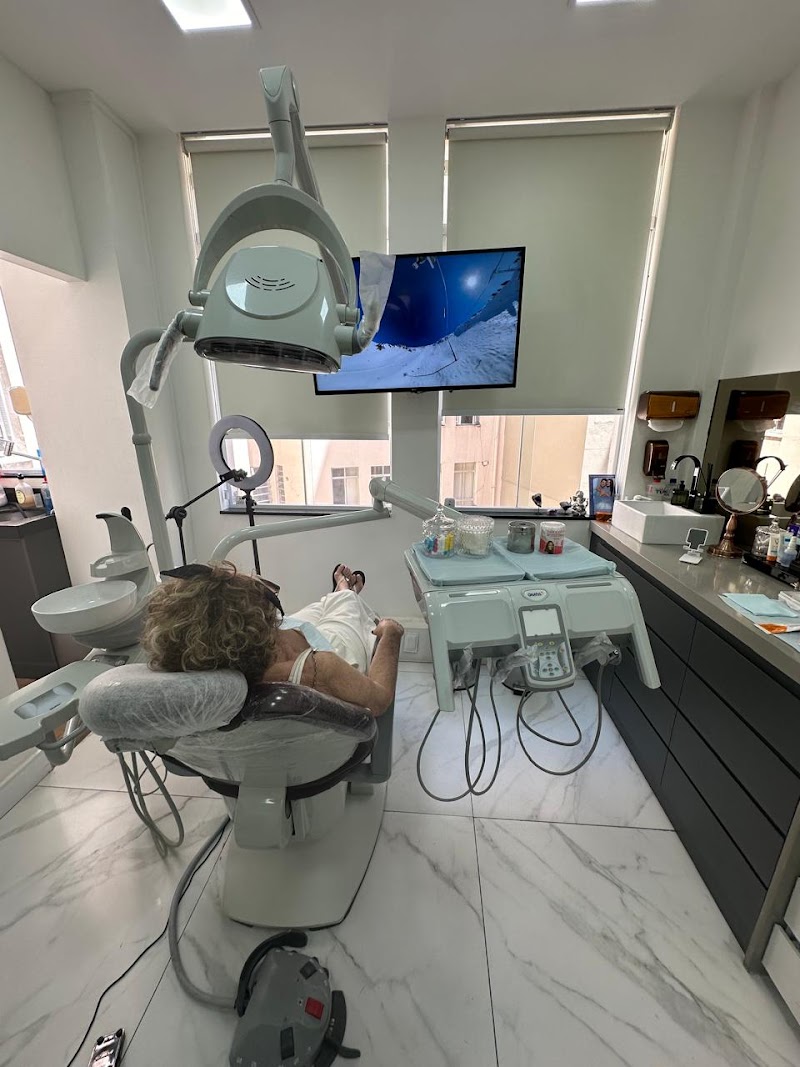 Dra.Thaiane Sousa | Clareamento Dental | Lentes em Resina | Harmonização Facial | Dentista | Consultório Dental - foto 2