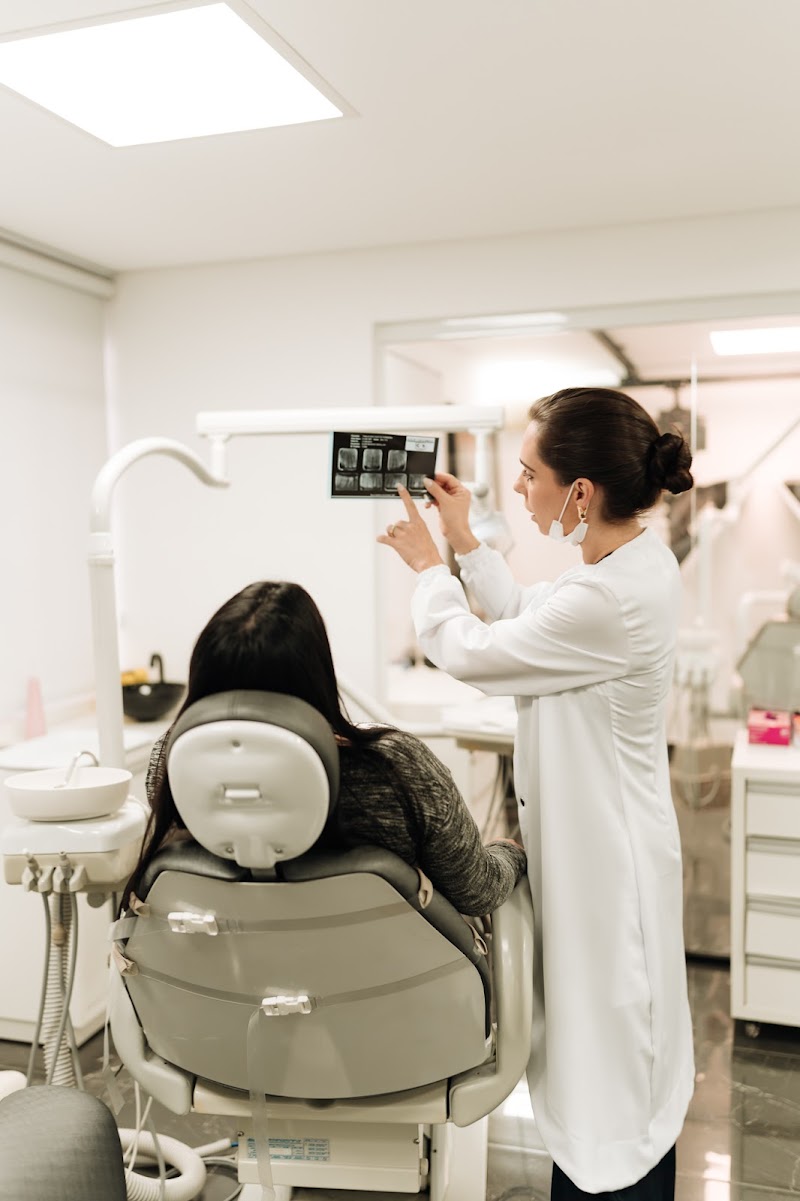 Dra. Larissa Bedene - Ortodontia e Ortopedia Funcional dos Maxilares - foto 3