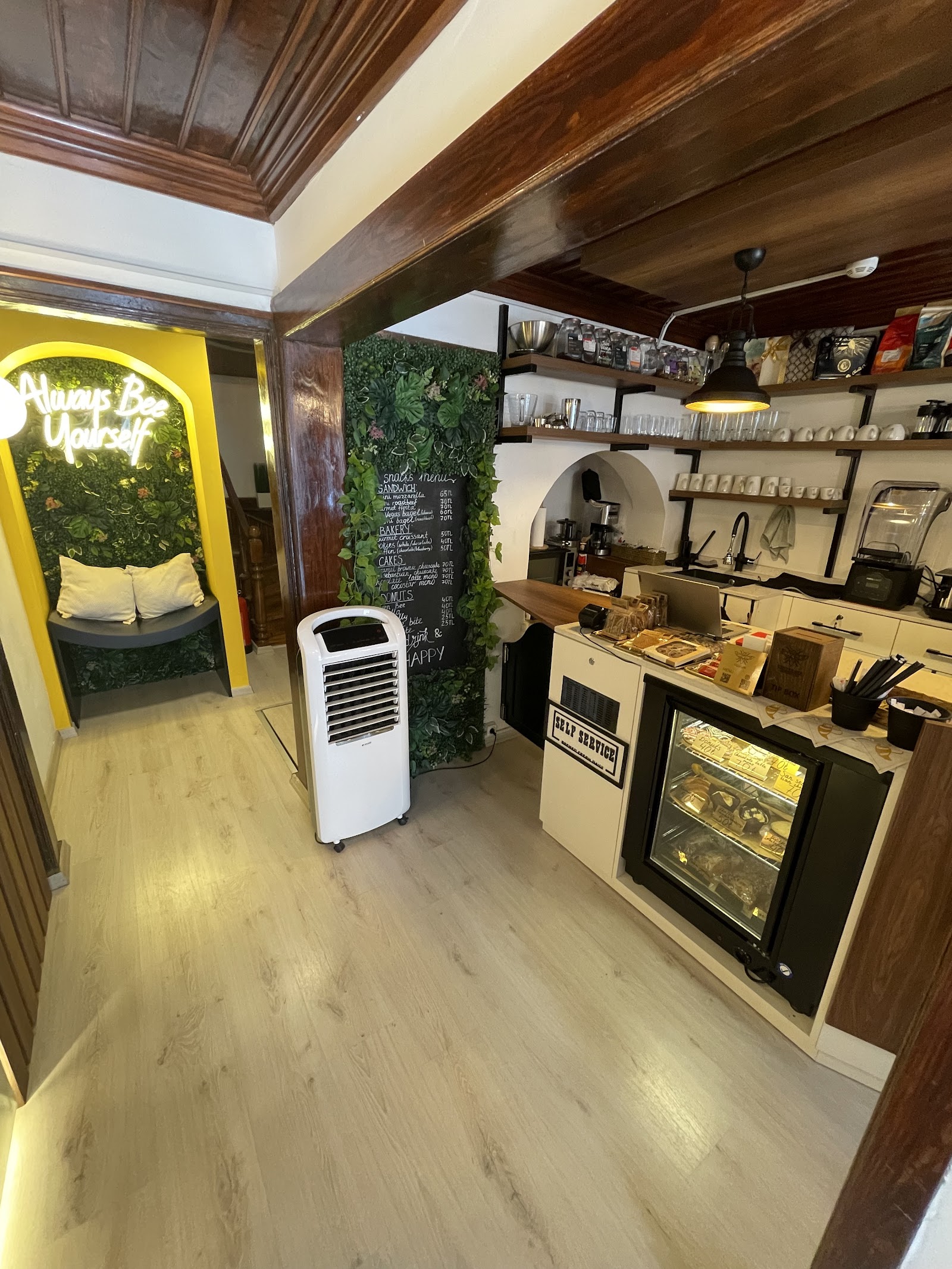 Coffee Bee Bakery Lab mekanı