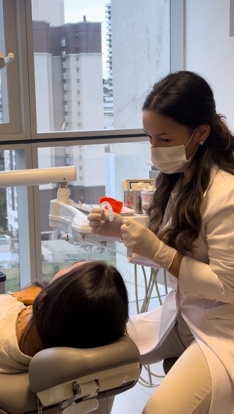 Dra Eduarda Chamorro - Implantes dentários e harmonização