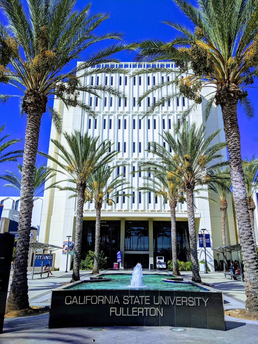 カリフォルニア州立大学フラートン校（California State University-Fullerton）（Fullerton、カリフォルニア州）