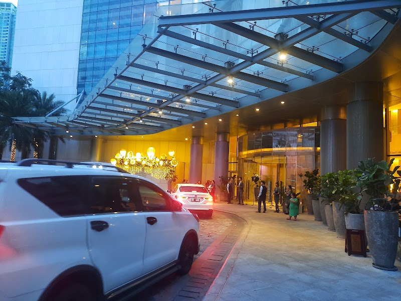 Shangri-La The Fort, Manila - Drop off entrance