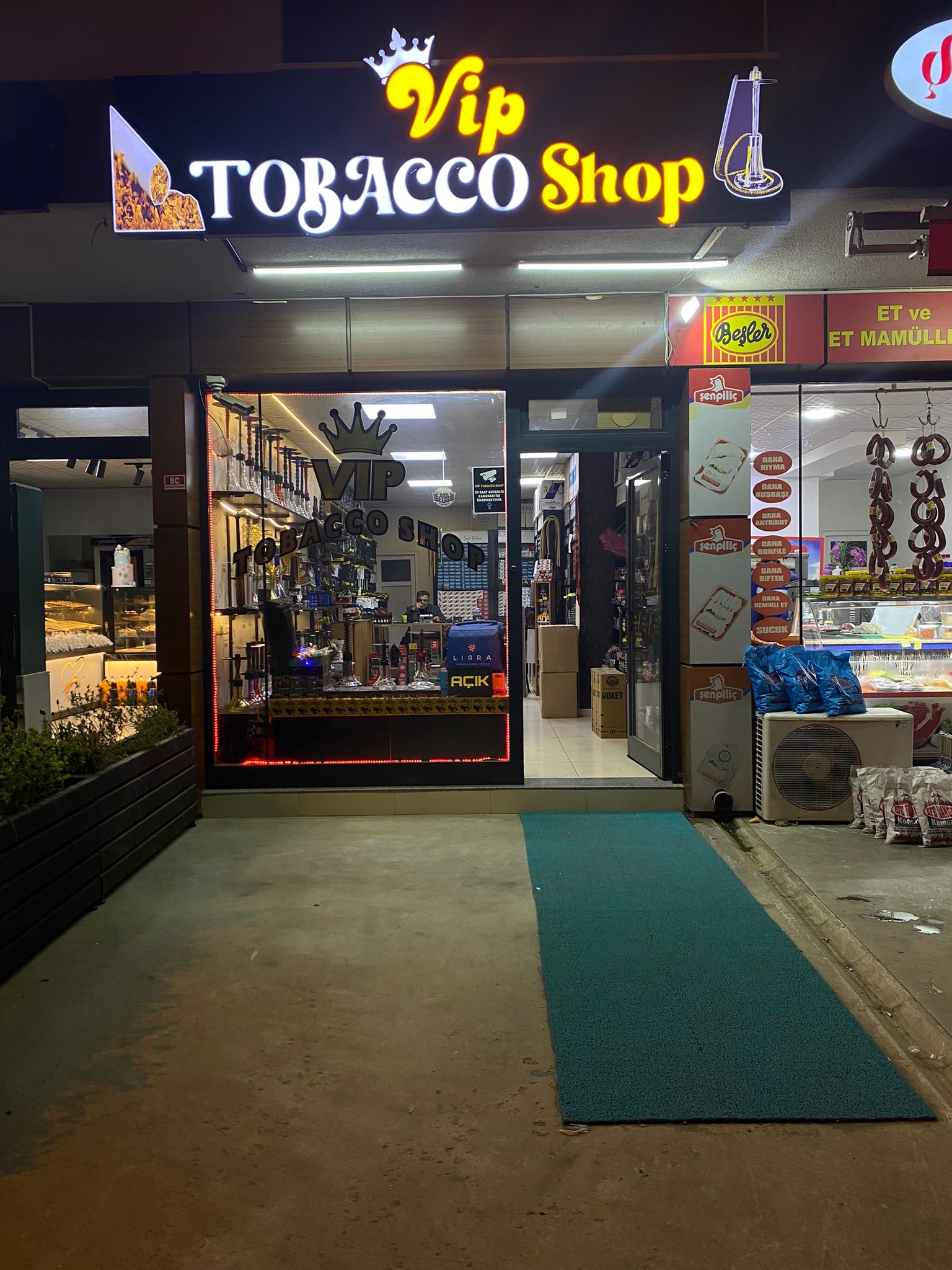 VIP TOBACCO SHOP mekanı