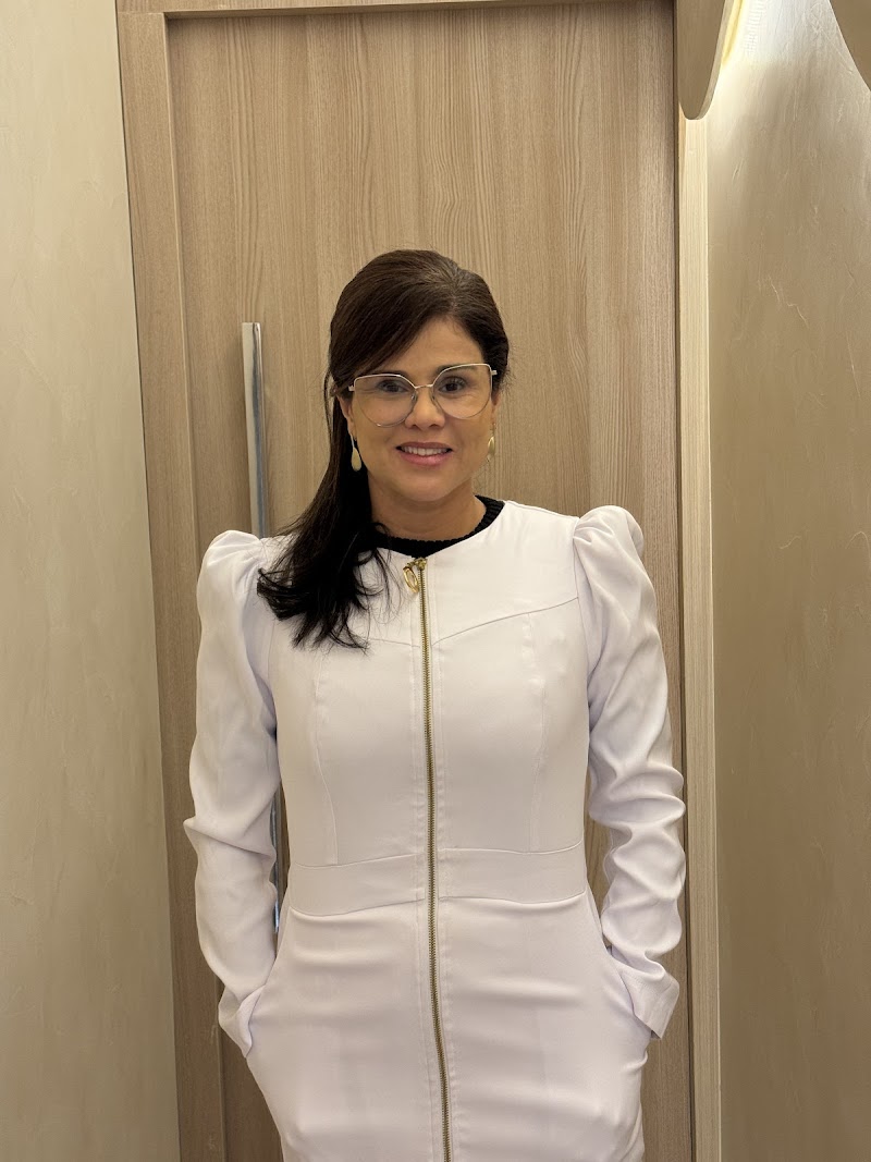Dra. Carina Lyra - Dentista em Niterói