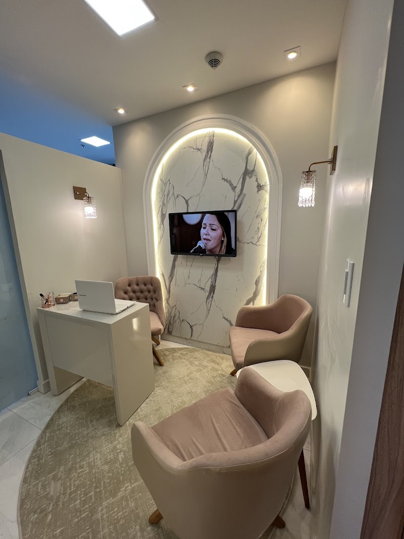 Dra Larisse Adaami Odontollogia Estètiica - Lentes de contato dental, facetas de resina, clareamento, limpeza. - foto 4