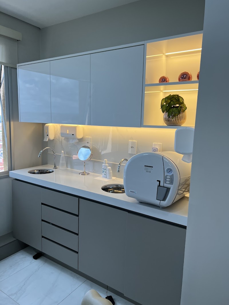 Dra Larisse Adaami Odontollogia Estètiica - Lentes de contato dental, facetas de resina, clareamento, limpeza. - foto 5