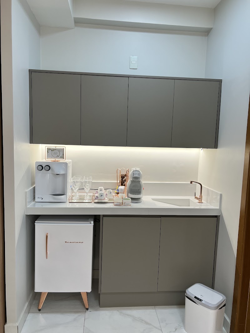 Dra Larisse Adaami Odontollogia Estètiica - Lentes de contato dental, facetas de resina, clareamento, limpeza. - foto 3