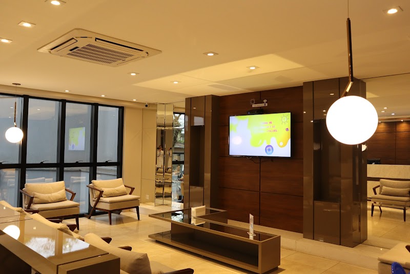 Dra. Juliana Arantes, Especialista em Tratamento de Canal com Microscópio - foto 2