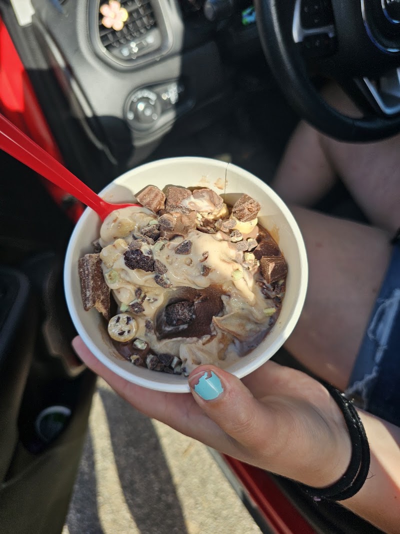 KRAVE Frozen Yogurt & Drink Shoppe photo 3