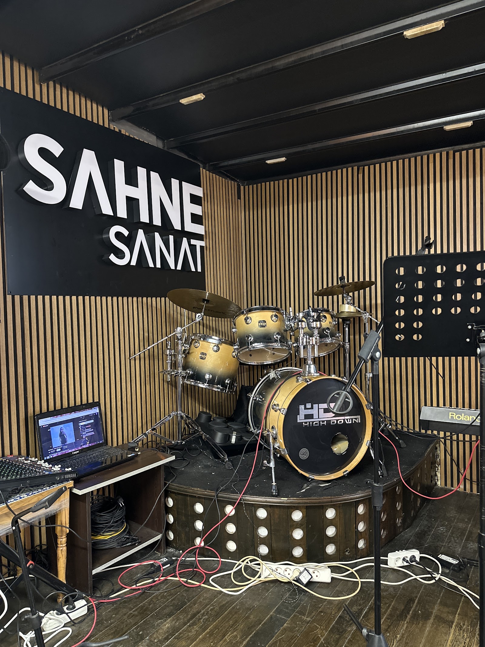 Sahne Sanat Cafe&Bistro mekanı
