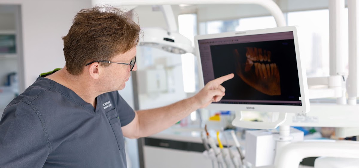 German Dentist in Dubai - Dr. Maximilian Riewer (Deutscher Zahnarzt in Dubai)