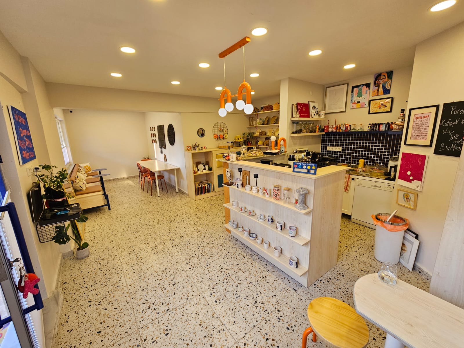 Lokal Cafe mekanı