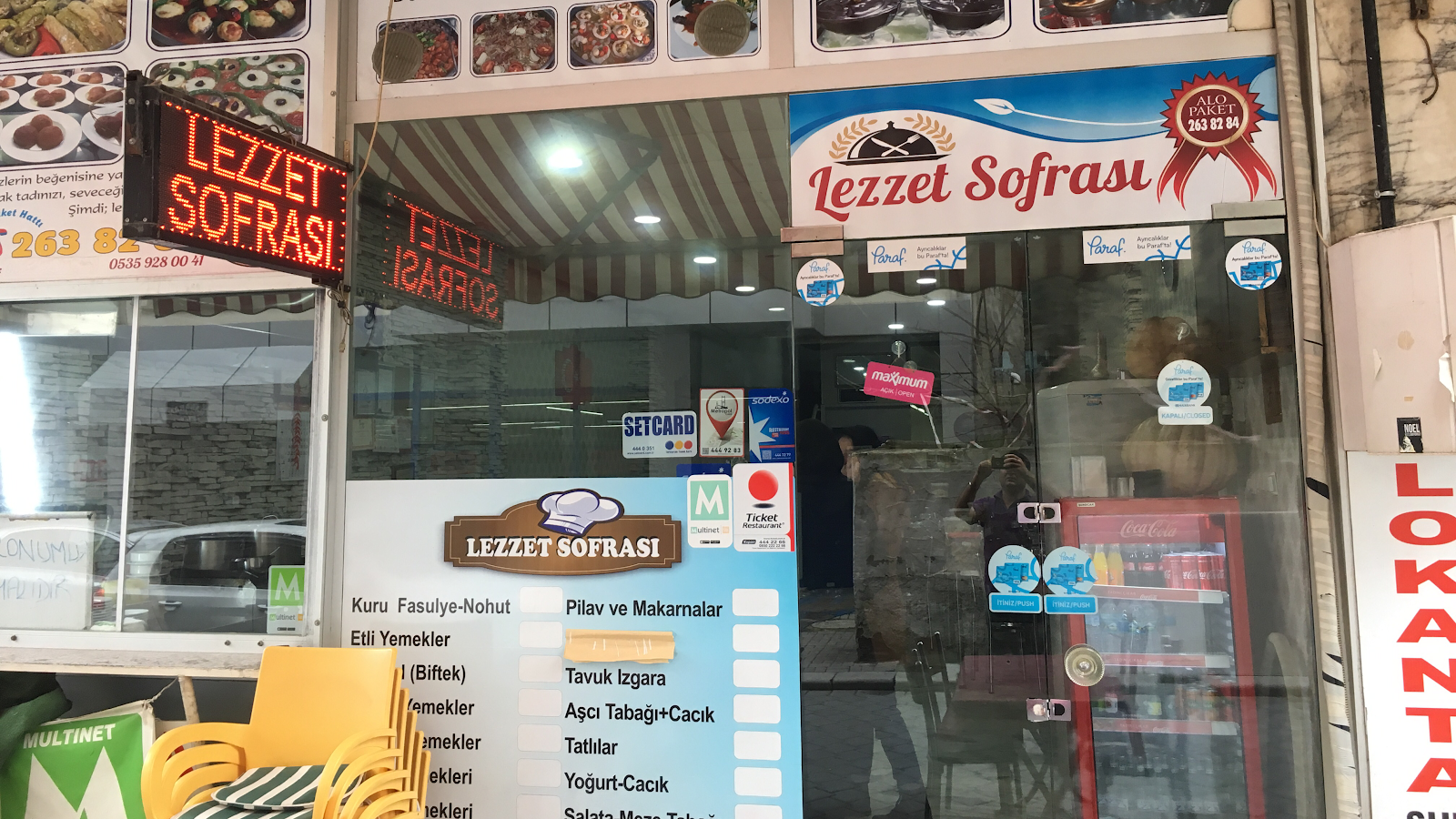 Lezzet Sofrası ev yemekleri , salata ve tatlı salonu mekanı