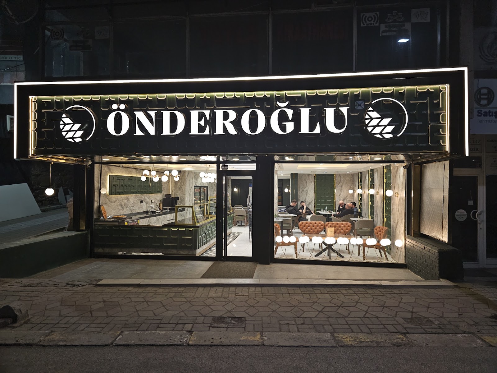ÖNDEROĞLU PREMİUM ŞUBE BAKLAVA&PATİSSERİE mekanı