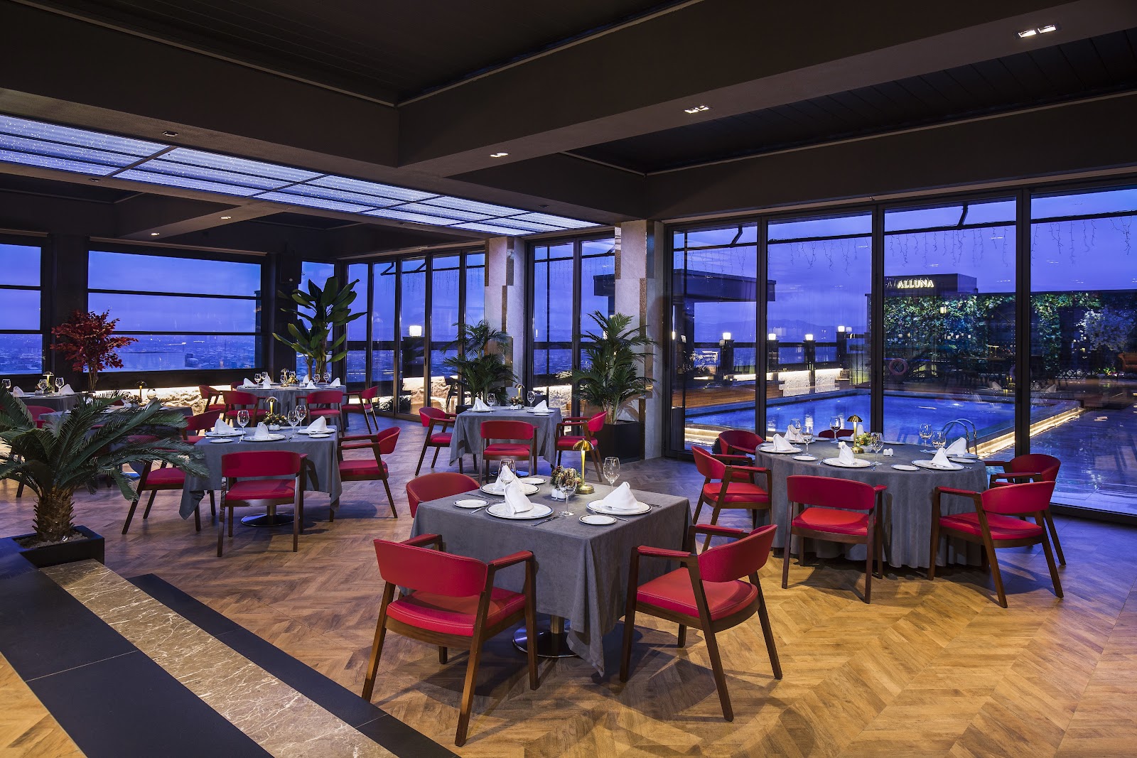 LUNA BAR RESTAURANT mekanı