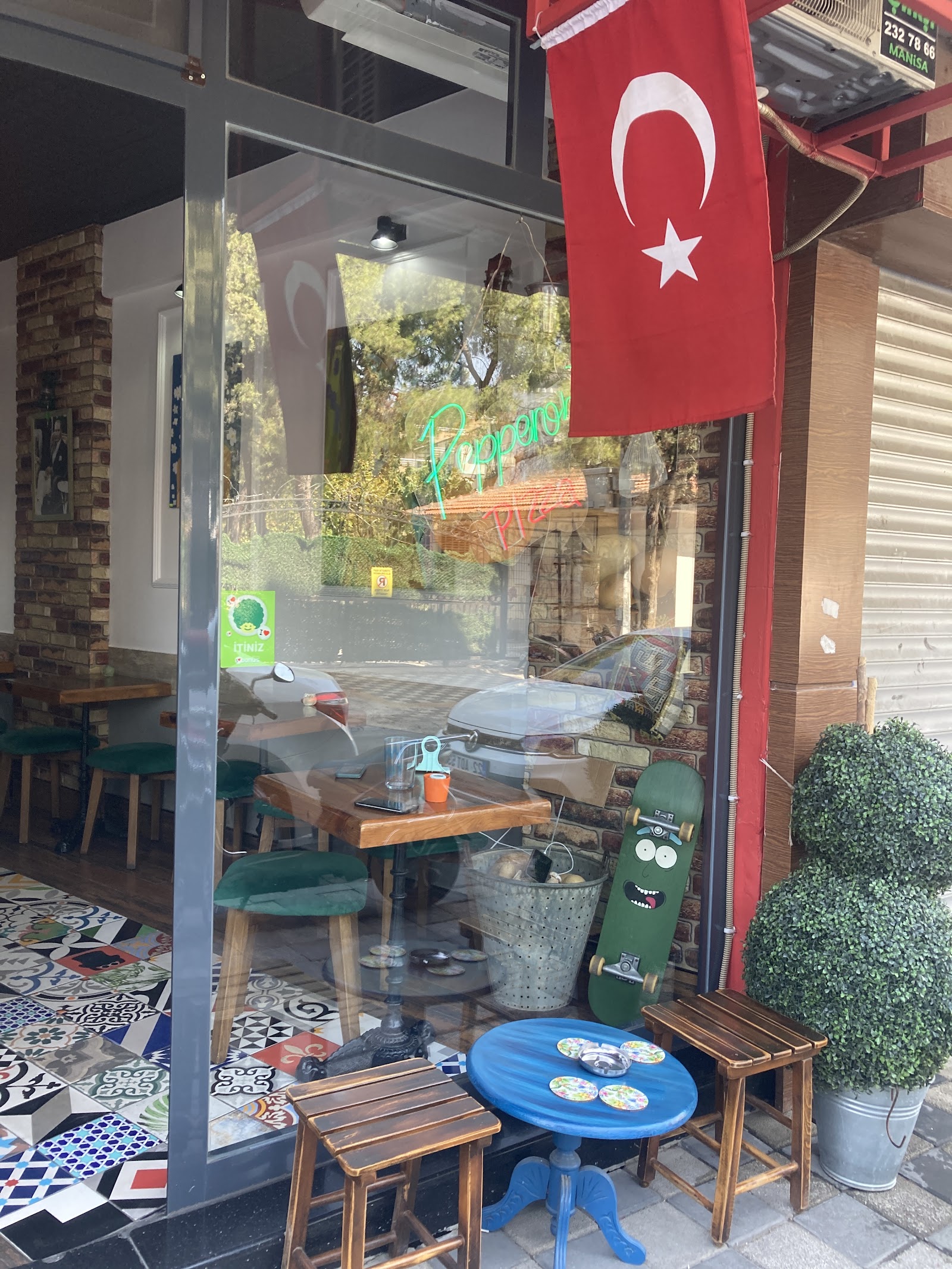 Pepperoni Cafe & Bistro Manisa mekanı