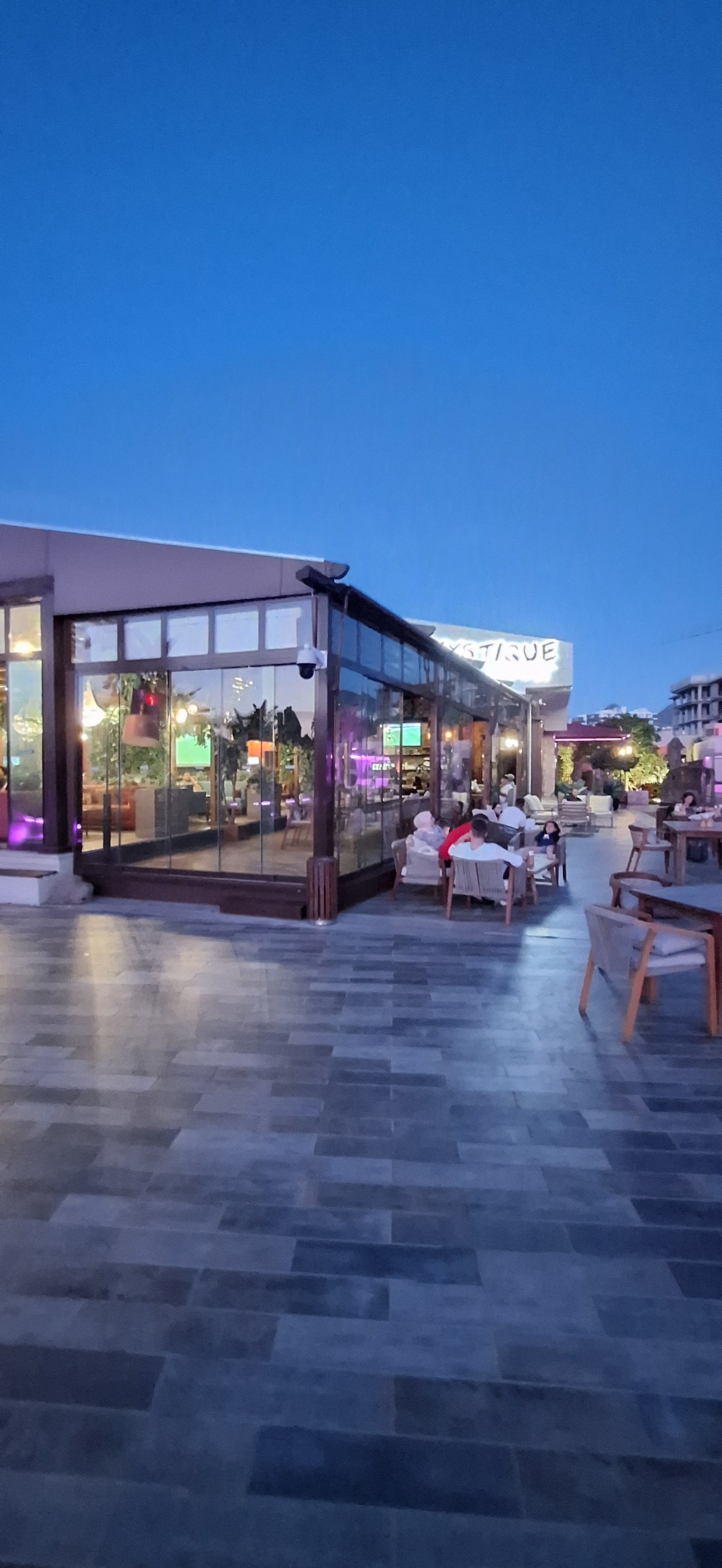 Mystique Pool Lounge & Bar mekanı