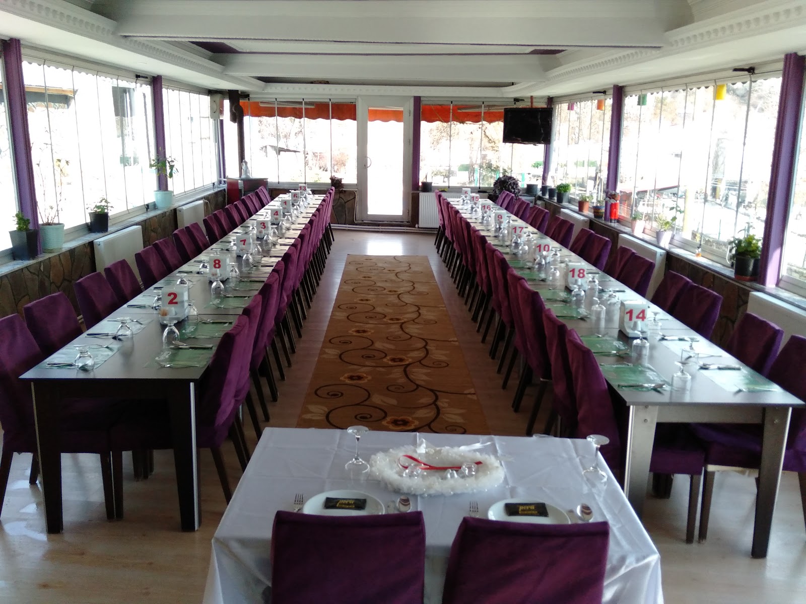 Pera Cafe Restaurant mekanı