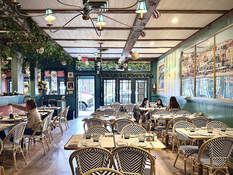 Bright, intimate seating with banquet room option