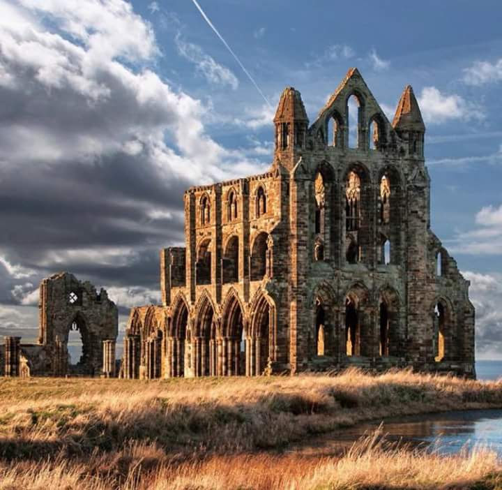 A Perfect Day in Whitby: Gothic Ruins, Fresh Fish and a Smugglers' Village