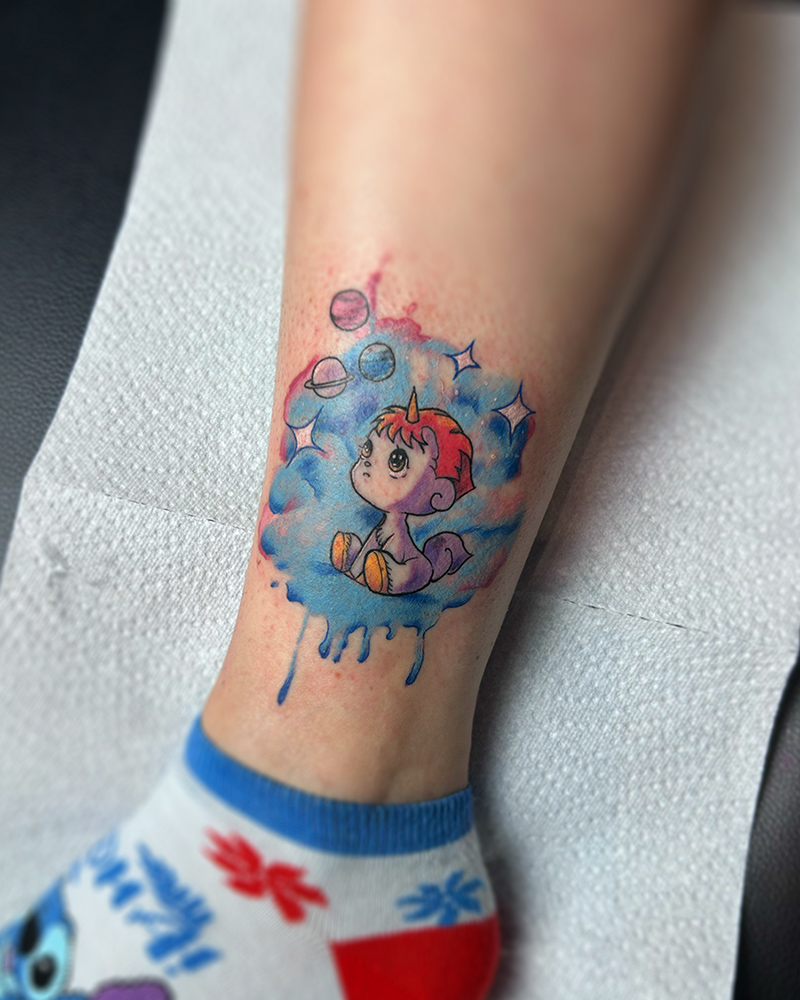 Kleurrijke baby eenhoorn in aquarel ruimte op enkel.