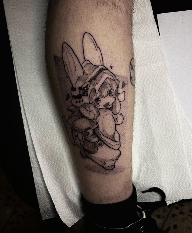 Illustratieve tattoo van een karakter met een konijnenhelm op het onderbeen.