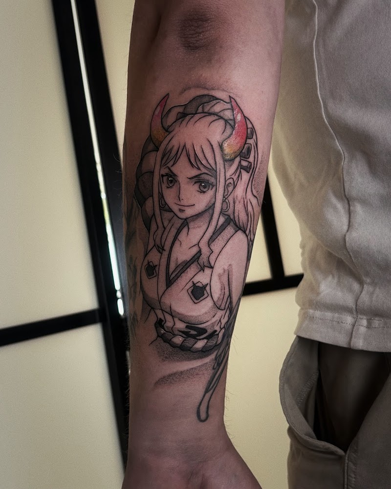 Close-up van een Yamato (One Piece) anime tattoo op de onderarm.