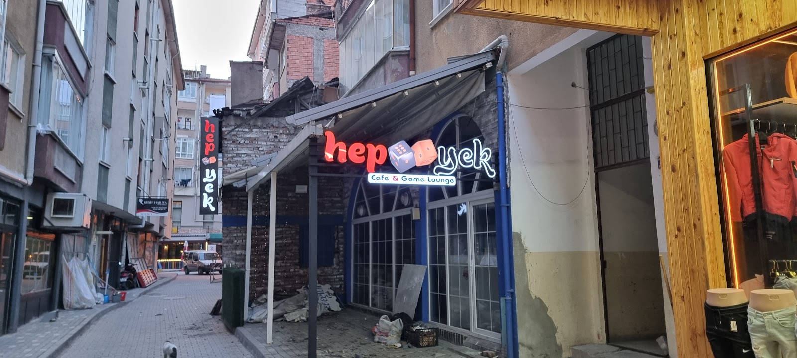 HEPYEK CAFE & GAME LOUNGE mekanı