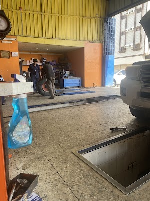 مركز خدماتي لصيانة السيارات