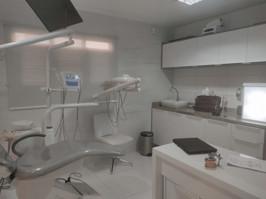 Dra Maria Fernanda Lopes - Ortodontia e Estética Dental - foto 4