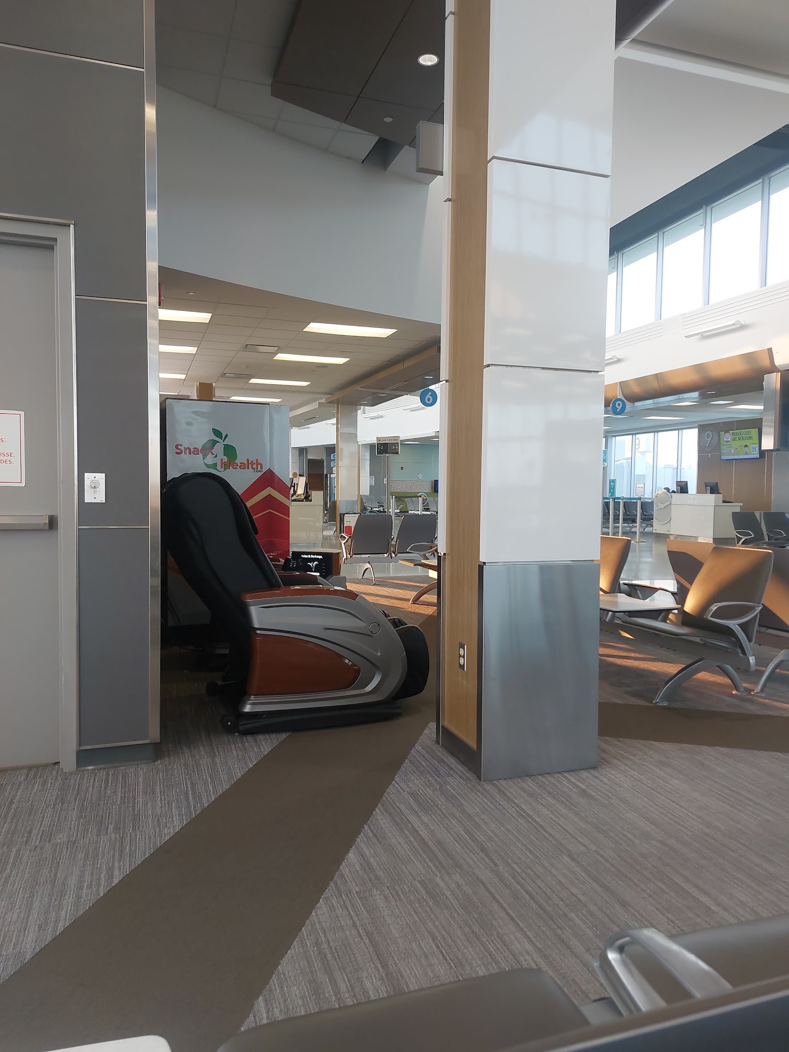 Air Canada Maple Leaf Lounge — photo 3 (via Google)