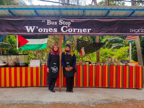' The bus stop ' ( RnR ) Trolak Selatan