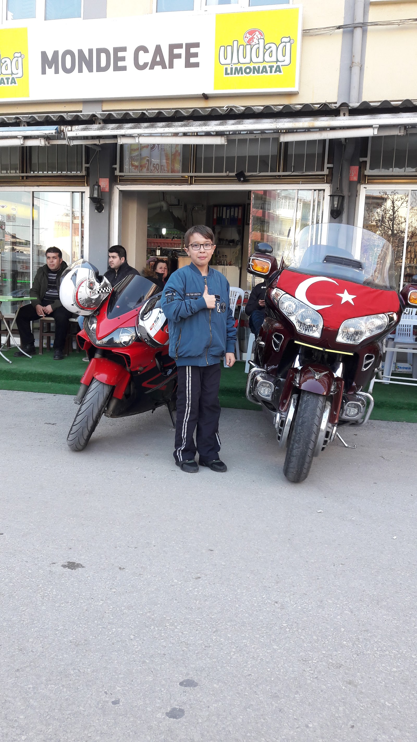 Monde Cafe mekanı