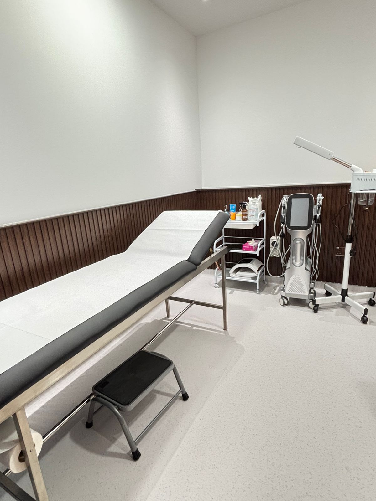 Glow Aesthetics Dermatology Clinic - Deira City Centre 5
