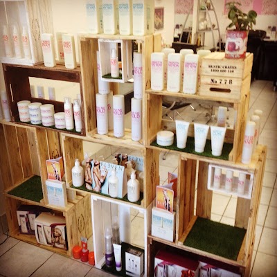 A La Mode Hair & Beauty