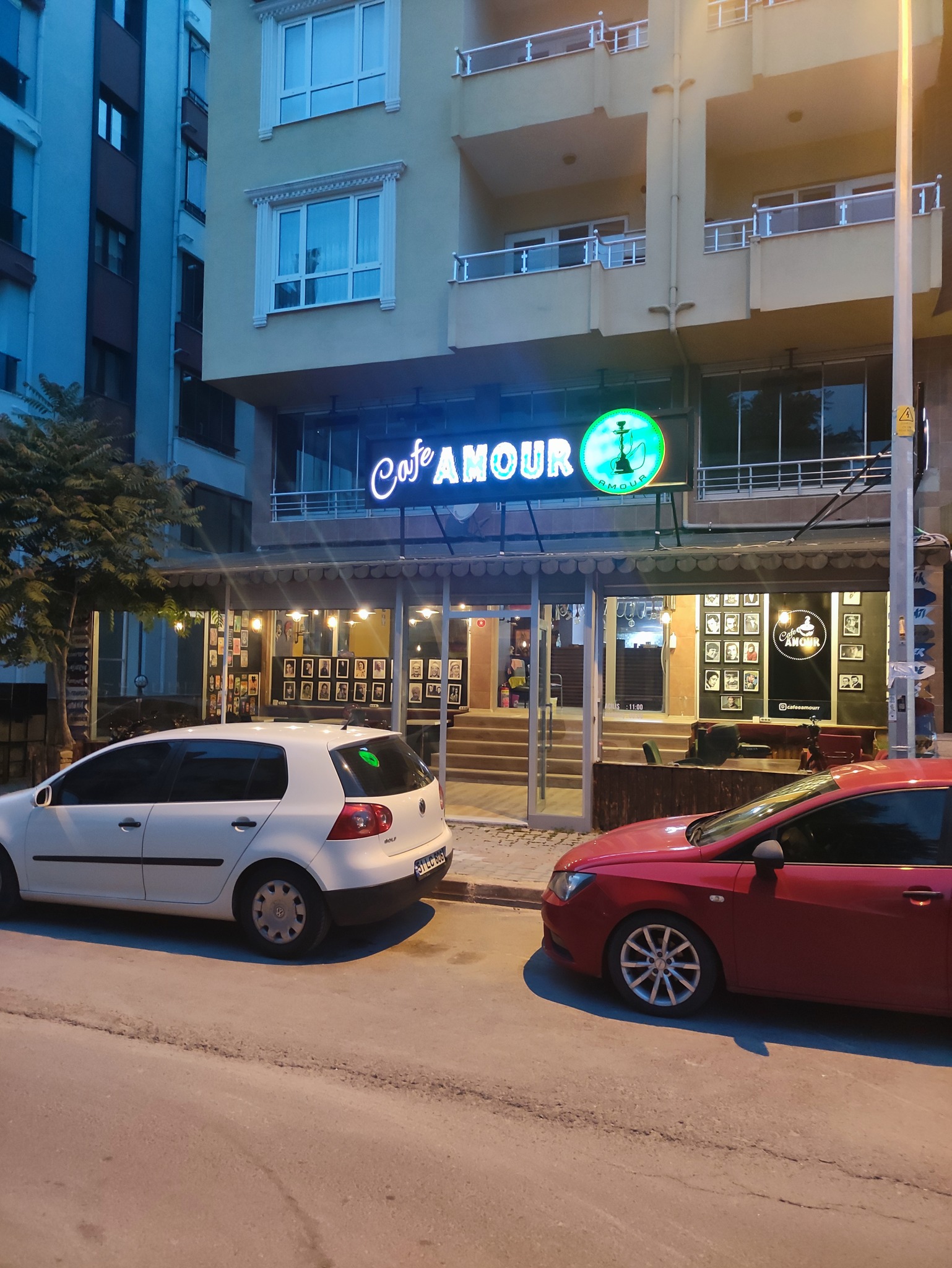 Cafe Amour mekanı