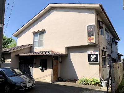 律旅館