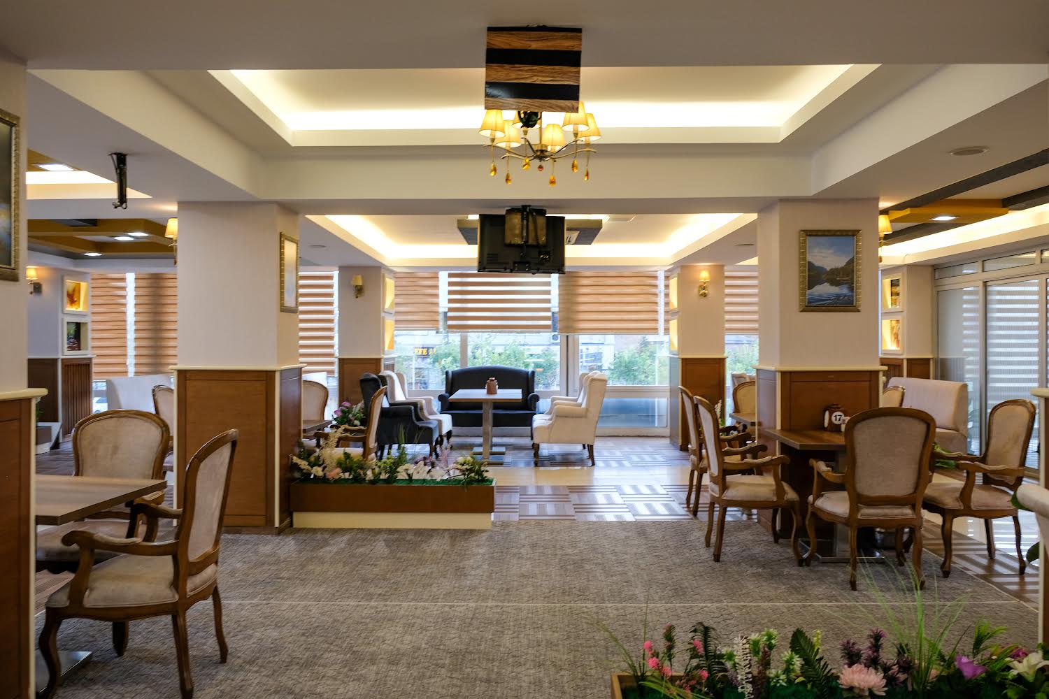 Eis Garden Cafe & Restaurant mekanı