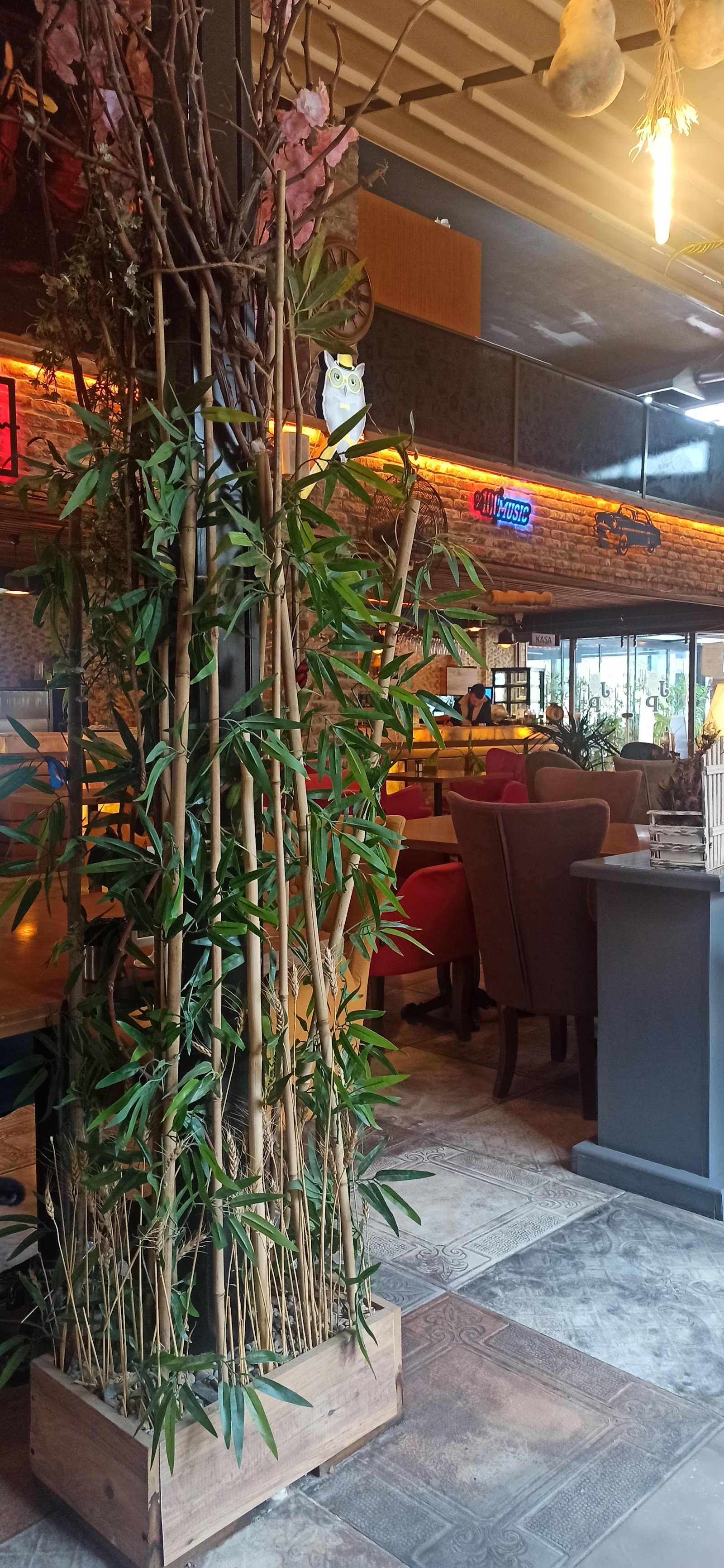 Jim Paul Cafe Bistro mekanı
