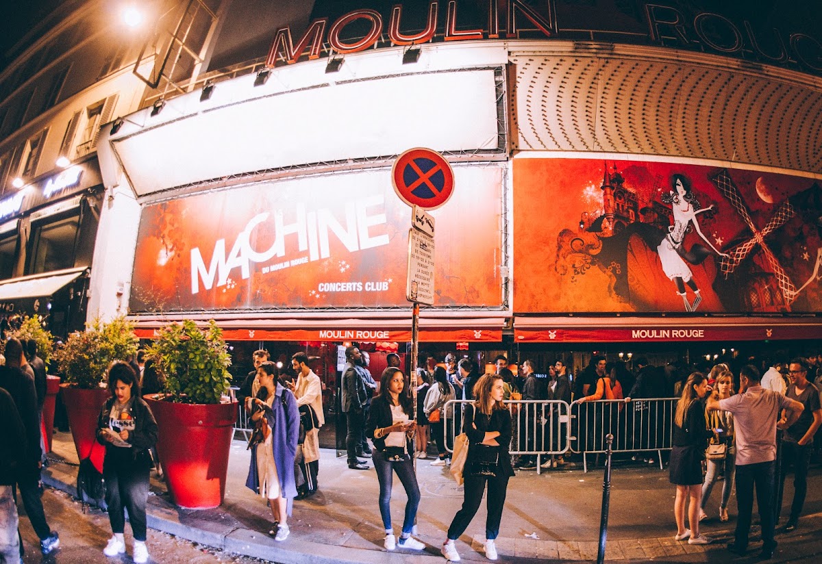 La Machine du Moulin Rouge, vue extérieure