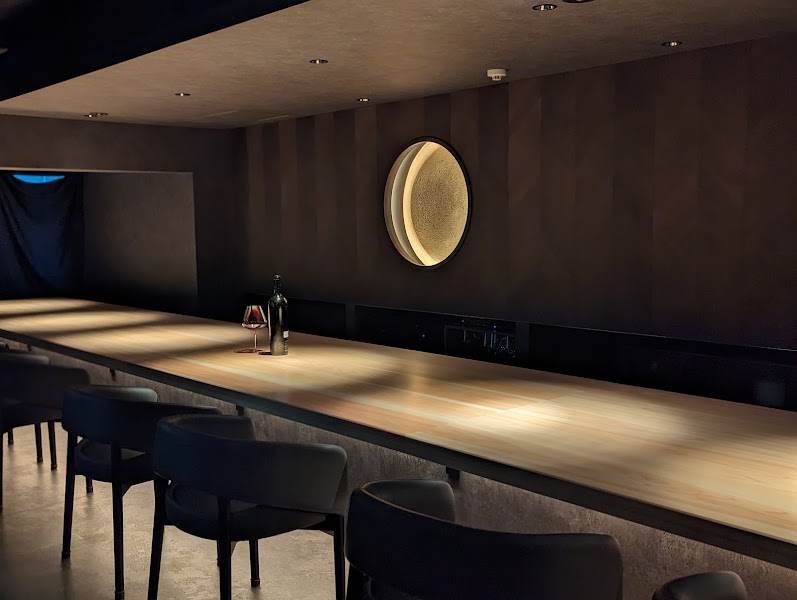 WineBar Pluribusの店内