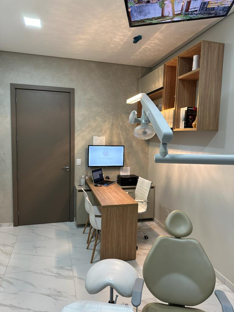 Dra. Layla Rodrigues - Dentista em Boa Vista - Implantes dentários e Ortodontia - foto 1