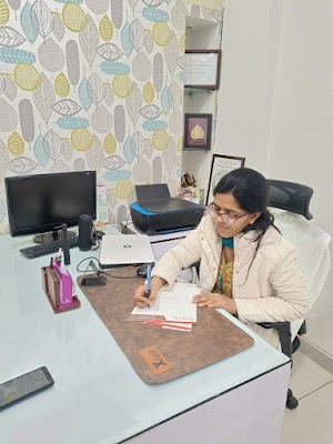 Dr. Sanju Agarwal Best Female Gynecologist Near Me at Bengali Square Indore - Image 2