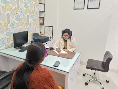 Dr. Sanju Agarwal Best Female Gynecologist Near Me at Bengali Square Indore