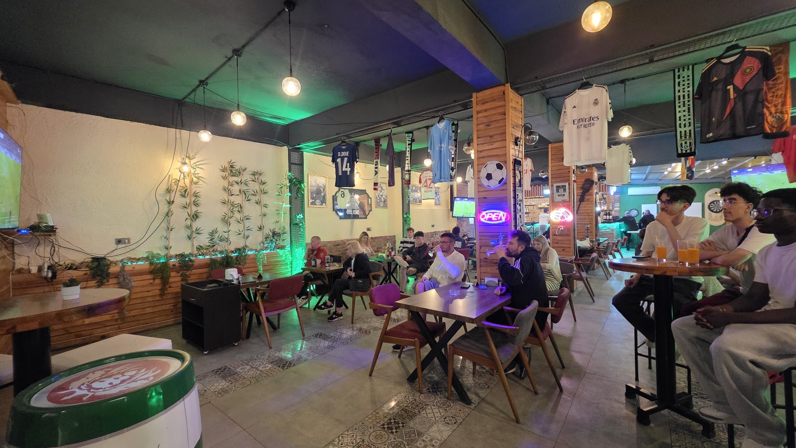 Paradise Restaurant & Sports Bar mekanı