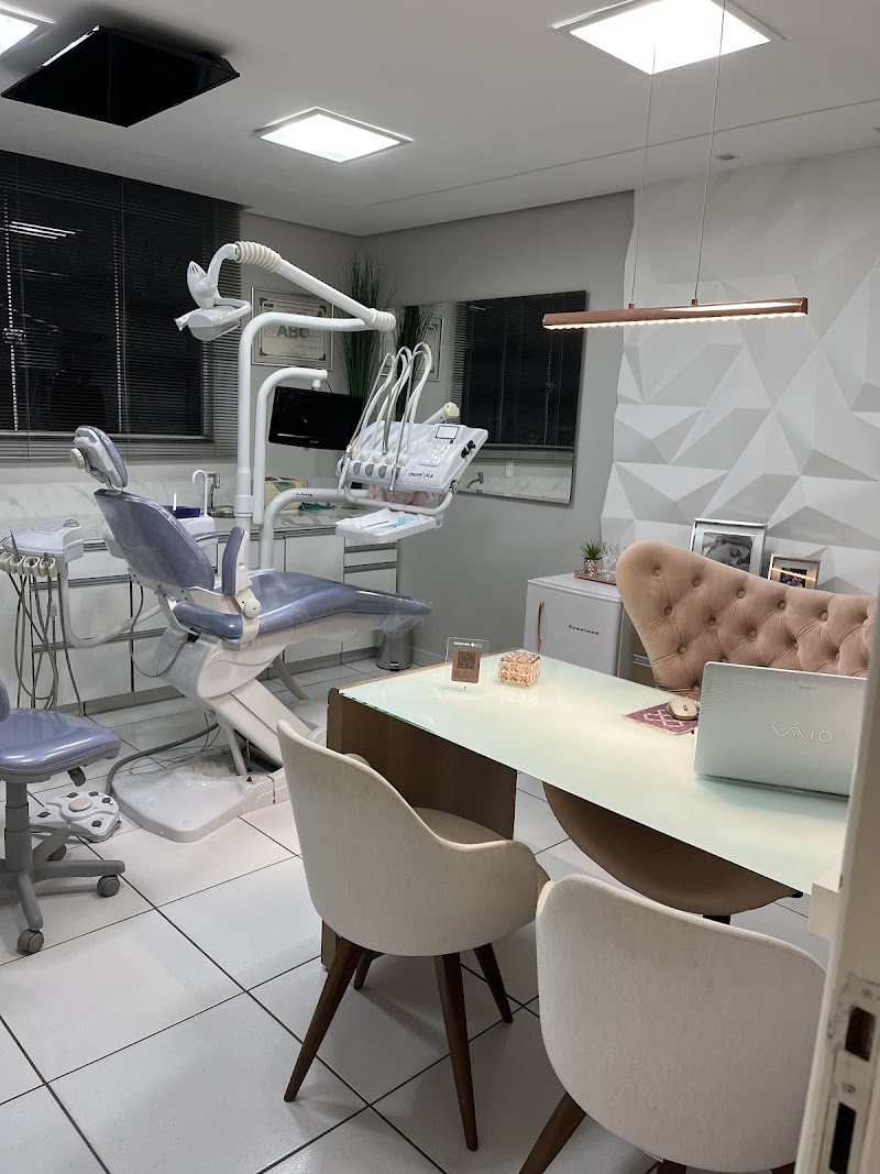 Dra Camilla Alvarenga - Dentista / Canal / Clareamento / Botox - foto 4