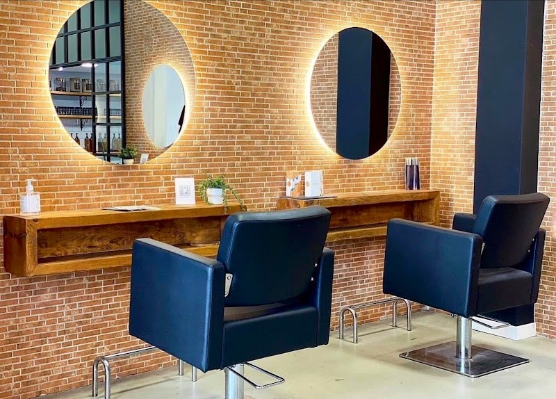 Peluquería La Urbana | los especialistas en Balayage, Mechas y Rubios en Vigo. photo 2